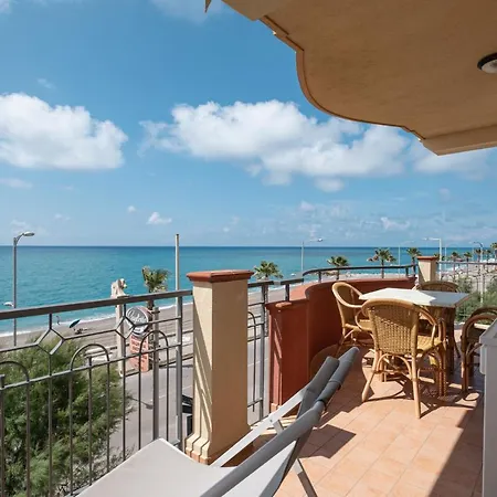 Arcipelago Seafront Apartments, Fronte Mare A Capo dʼOrlando