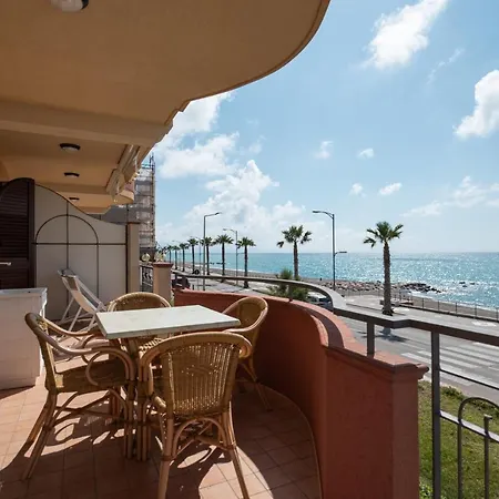 Feriehus L'arcipelago Fronte Mare Con Ampio Balcone Capo dʼOrlando
